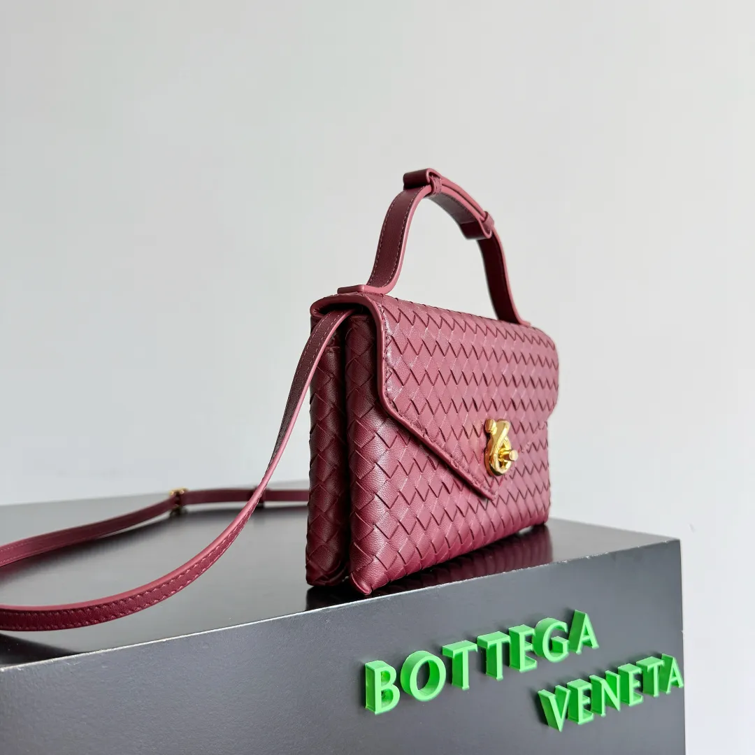 Batch 1660 BOTTEGA VENETA 2025 new product KNOT LOCK crossbody bag subverts the rigid lines of traditional tote bags, using drapey leather to create a three-dimensional silhouette that breathes. It has compartments and multiple card slots inside, making it a versatile commuter bag that can be used in various occasions. The details are full of exquisiteness, the casual retro color tone, and the upper body are full of elegance. Whether you are commuting or going out on the street, you can easily hold it. The two carrying methods of hand-carrying and long shoulder strap are very practical! At the same time, the shoulder strap is detachable, suitable for various dressing styles~ Whether it is a dinner party or daily commuting, it can be easily controlled and becomes your versatile tool❤️ Style number: 817191 Size: 25*16*5.5cm